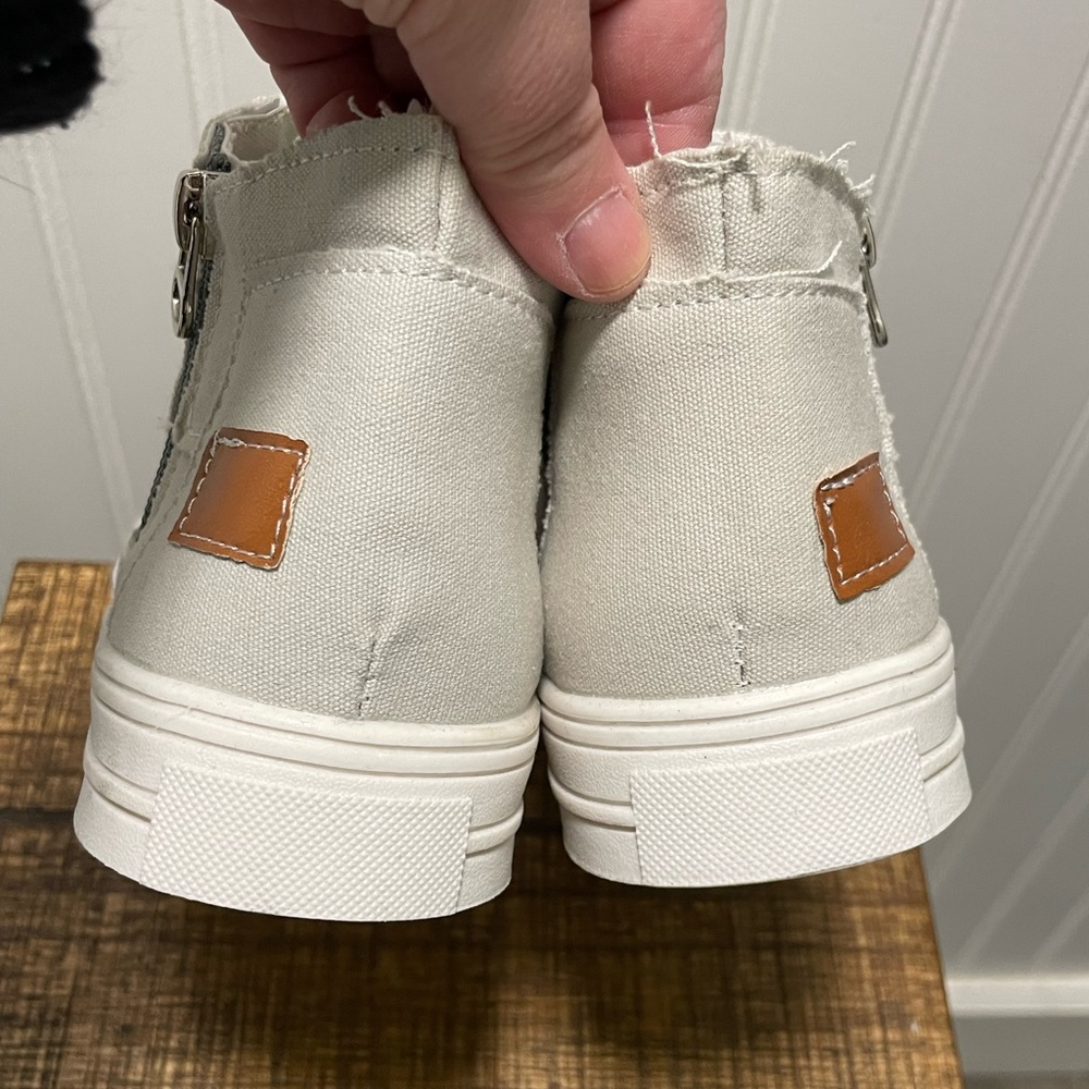 NEW EASY-ON/EASY-OFF Canvas sneakers off-white/khaki color (NWOT) - Picture 6 of 11